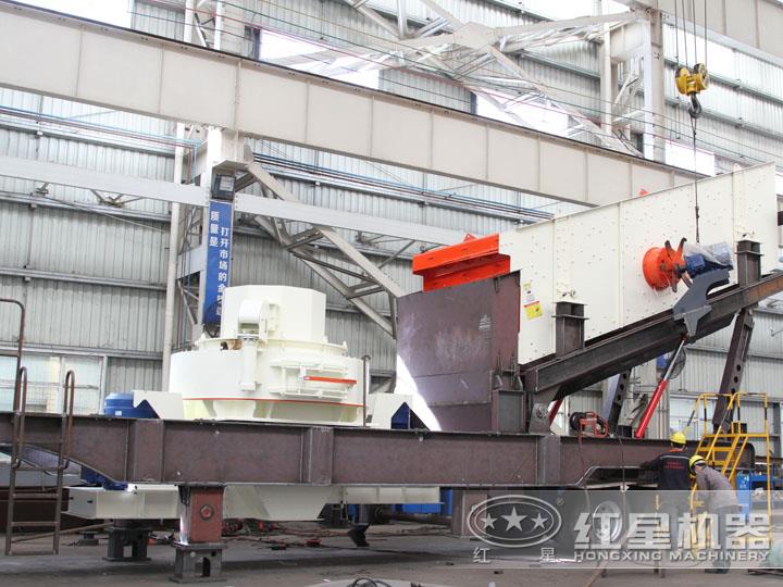沖擊式移動破碎機(jī)制砂粒度均勻，呈立方體狀