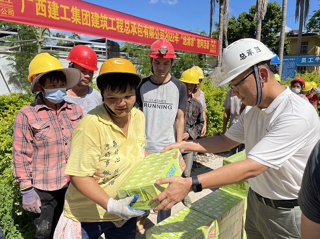 （修圖）陸烜為工人發(fā)放清涼慰問品。容芝雅 攝.jpg