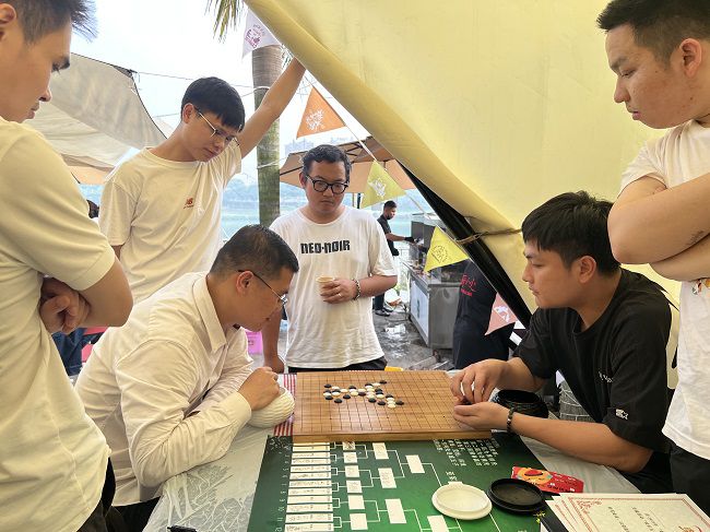 五子棋比賽現(xiàn)場。楊鈺 攝（2）.jpg